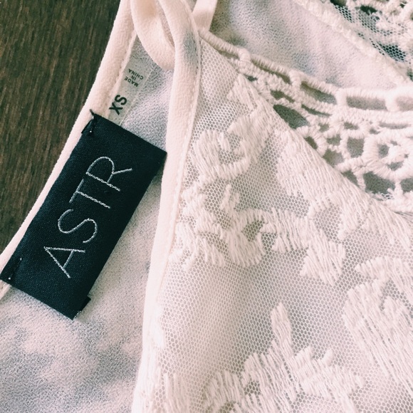 ASTR Cream Lace Bell Sleeve Top - Size XS - Picture 5 of 6